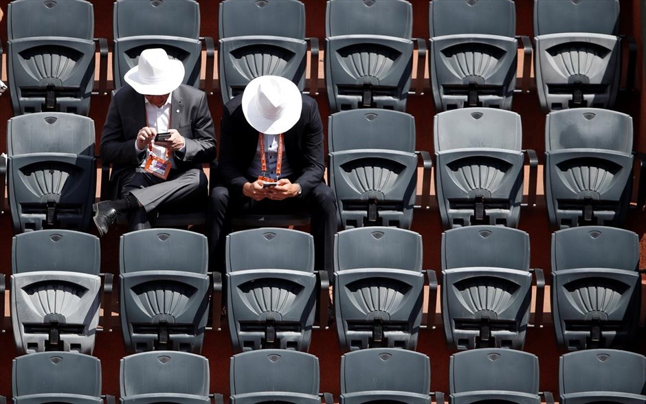 Τουρνουά Roland Garros στο Παρίσι. Οπαδοί σε αγώνα τένις στο τουρνουά Roland Garros στο Παρίσι. 