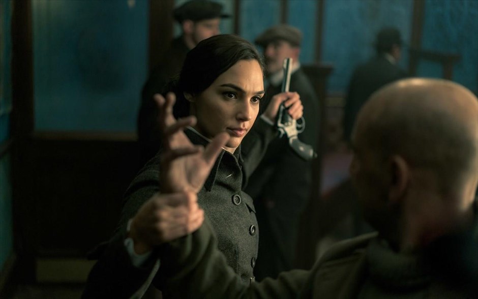 «Wonder Woman». «Wonder Woman»: Προτού γίνει γνωστή ως η Γουόντερ Γούμαν, ήταν η Νταϊάνα, πριγκίπισσα των Αμαζόνων, εκπαιδευμένη να είναι μια ανίκητη πολεμίστρια. Μεγαλωμένη σε ένα προστατευμένο παραδεισένιο νησί, η ζωή της αλλάζει, όταν ένας Αμερικανός πιλότος πέφτει στις ακτές του νησιού της και της λέει για έναν μεγάλο πόλεμο, που εξαπλώνεται στον έξω κόσμο.