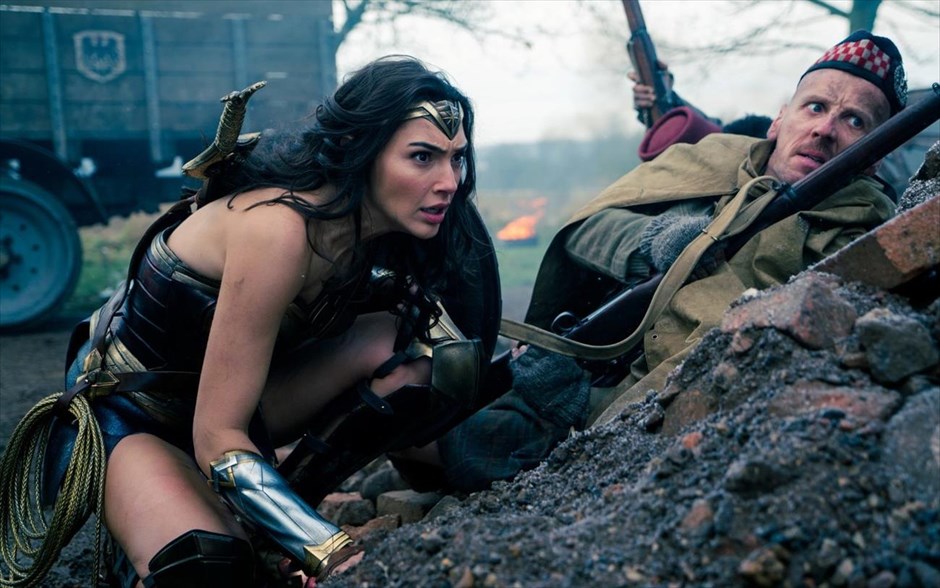 «Wonder Woman». «Wonder Woman»: Προτού γίνει γνωστή ως η Γουόντερ Γούμαν, ήταν η Νταϊάνα, πριγκίπισσα των Αμαζόνων, εκπαιδευμένη να είναι μια ανίκητη πολεμίστρια. Μεγαλωμένη σε ένα προστατευμένο παραδεισένιο νησί, η ζωή της αλλάζει, όταν ένας Αμερικανός πιλότος πέφτει στις ακτές του νησιού της και της λέει για έναν μεγάλο πόλεμο, που εξαπλώνεται στον έξω κόσμο.
