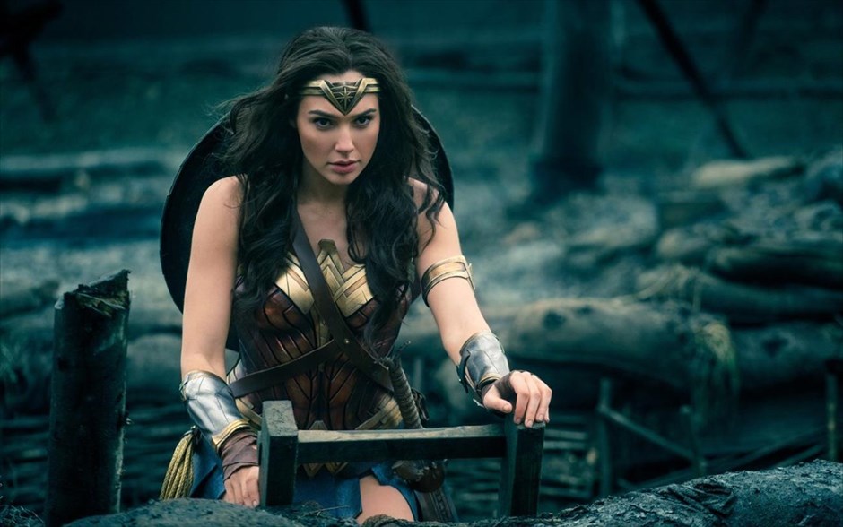 «Wonder Woman». «Wonder Woman»: Προτού γίνει γνωστή ως η Γουόντερ Γούμαν, ήταν η Νταϊάνα, πριγκίπισσα των Αμαζόνων, εκπαιδευμένη να είναι μια ανίκητη πολεμίστρια. Μεγαλωμένη σε ένα προστατευμένο παραδεισένιο νησί, η ζωή της αλλάζει, όταν ένας Αμερικανός πιλότος πέφτει στις ακτές του νησιού της και της λέει για έναν μεγάλο πόλεμο, που εξαπλώνεται στον έξω κόσμο.