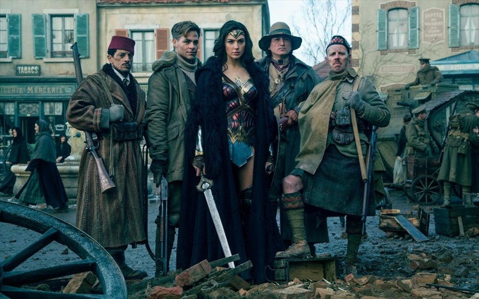 «Wonder Woman». «Wonder Woman»: Προτού γίνει γνωστή ως η Γουόντερ Γούμαν, ήταν η Νταϊάνα, πριγκίπισσα των Αμαζόνων, εκπαιδευμένη να είναι μια ανίκητη πολεμίστρια. Μεγαλωμένη σε ένα προστατευμένο παραδεισένιο νησί, η ζωή της αλλάζει, όταν ένας Αμερικανός πιλότος πέφτει στις ακτές του νησιού της και της λέει για έναν μεγάλο πόλεμο, που εξαπλώνεται στον έξω κόσμο.