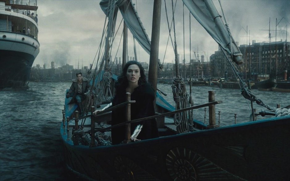 «Wonder Woman». «Wonder Woman»: Προτού γίνει γνωστή ως η Γουόντερ Γούμαν, ήταν η Νταϊάνα, πριγκίπισσα των Αμαζόνων, εκπαιδευμένη να είναι μια ανίκητη πολεμίστρια. Μεγαλωμένη σε ένα προστατευμένο παραδεισένιο νησί, η ζωή της αλλάζει, όταν ένας Αμερικανός πιλότος πέφτει στις ακτές του νησιού της και της λέει για έναν μεγάλο πόλεμο, που εξαπλώνεται στον έξω κόσμο.