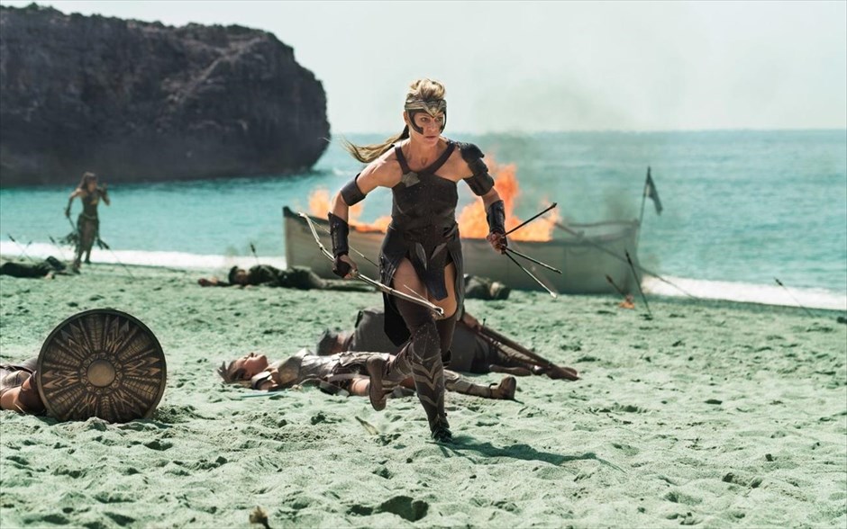 «Wonder Woman». «Wonder Woman»: Προτού γίνει γνωστή ως η Γουόντερ Γούμαν, ήταν η Νταϊάνα, πριγκίπισσα των Αμαζόνων, εκπαιδευμένη να είναι μια ανίκητη πολεμίστρια. Μεγαλωμένη σε ένα προστατευμένο παραδεισένιο νησί, η ζωή της αλλάζει, όταν ένας Αμερικανός πιλότος πέφτει στις ακτές του νησιού της και της λέει για έναν μεγάλο πόλεμο, που εξαπλώνεται στον έξω κόσμο.