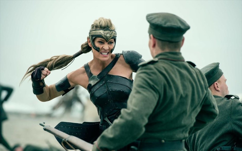 «Wonder Woman». «Wonder Woman»: Προτού γίνει γνωστή ως η Γουόντερ Γούμαν, ήταν η Νταϊάνα, πριγκίπισσα των Αμαζόνων, εκπαιδευμένη να είναι μια ανίκητη πολεμίστρια. Μεγαλωμένη σε ένα προστατευμένο παραδεισένιο νησί, η ζωή της αλλάζει, όταν ένας Αμερικανός πιλότος πέφτει στις ακτές του νησιού της και της λέει για έναν μεγάλο πόλεμο, που εξαπλώνεται στον έξω κόσμο.