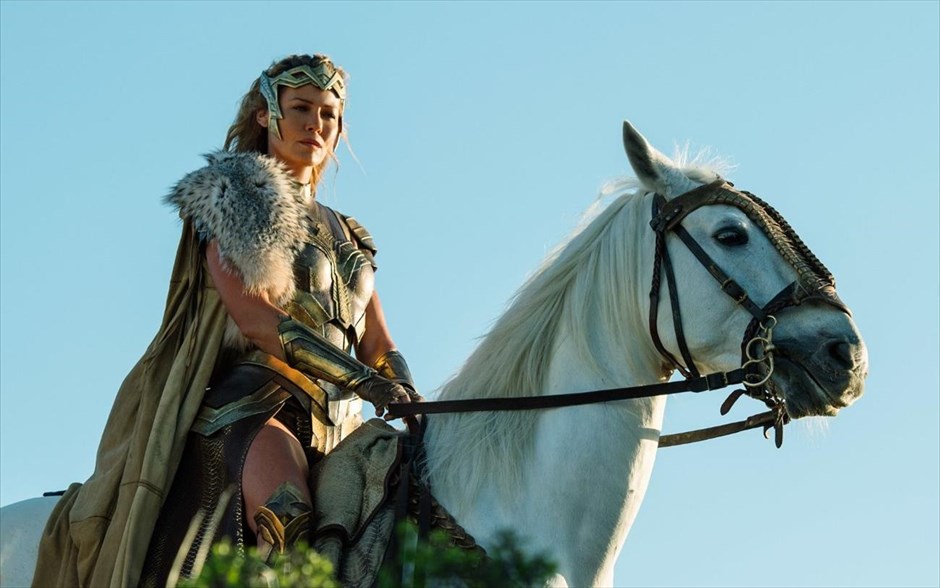 «Wonder Woman». «Wonder Woman»: Προτού γίνει γνωστή ως η Γουόντερ Γούμαν, ήταν η Νταϊάνα, πριγκίπισσα των Αμαζόνων, εκπαιδευμένη να είναι μια ανίκητη πολεμίστρια. Μεγαλωμένη σε ένα προστατευμένο παραδεισένιο νησί, η ζωή της αλλάζει, όταν ένας Αμερικανός πιλότος πέφτει στις ακτές του νησιού της και της λέει για έναν μεγάλο πόλεμο, που εξαπλώνεται στον έξω κόσμο.