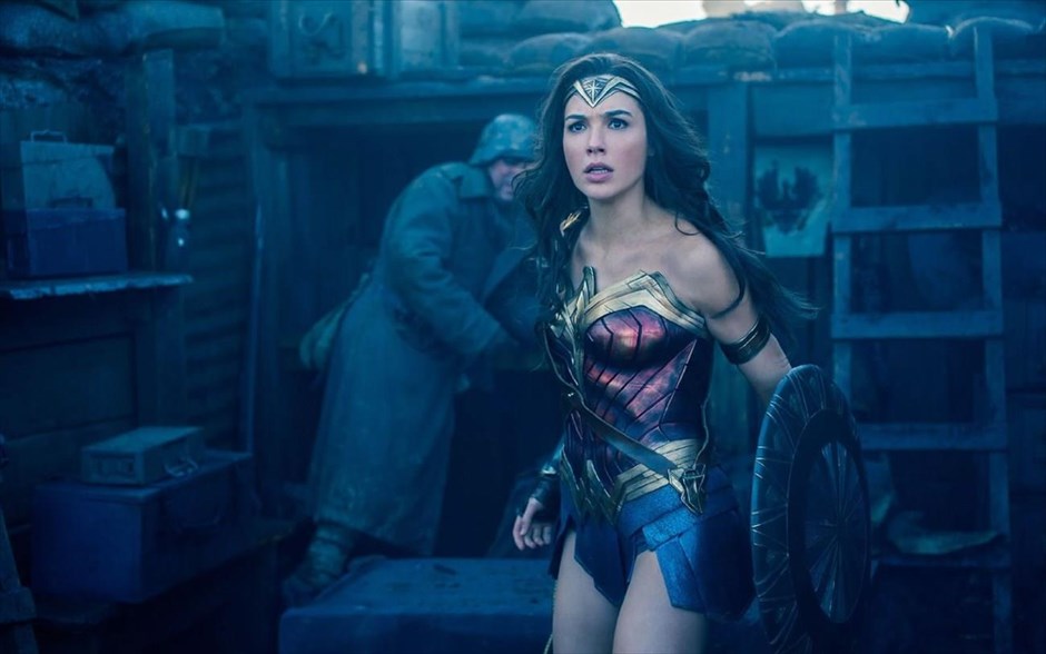 «Wonder Woman». «Wonder Woman»: Προτού γίνει γνωστή ως η Γουόντερ Γούμαν, ήταν η Νταϊάνα, πριγκίπισσα των Αμαζόνων, εκπαιδευμένη να είναι μια ανίκητη πολεμίστρια. Μεγαλωμένη σε ένα προστατευμένο παραδεισένιο νησί, η ζωή της αλλάζει, όταν ένας Αμερικανός πιλότος πέφτει στις ακτές του νησιού της και της λέει για έναν μεγάλο πόλεμο, που εξαπλώνεται στον έξω κόσμο.