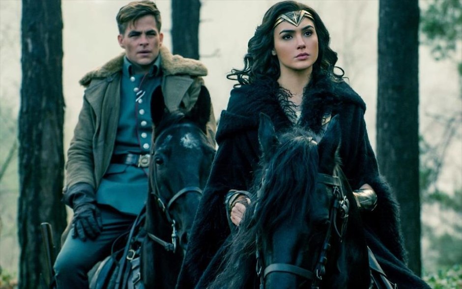 «Wonder Woman». «Wonder Woman»: Προτού γίνει γνωστή ως η Γουόντερ Γούμαν, ήταν η Νταϊάνα, πριγκίπισσα των Αμαζόνων, εκπαιδευμένη να είναι μια ανίκητη πολεμίστρια. Μεγαλωμένη σε ένα προστατευμένο παραδεισένιο νησί, η ζωή της αλλάζει, όταν ένας Αμερικανός πιλότος πέφτει στις ακτές του νησιού της και της λέει για έναν μεγάλο πόλεμο, που εξαπλώνεται στον έξω κόσμο.