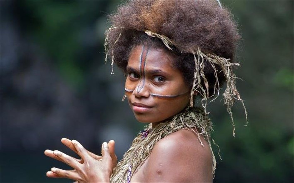 «Tanna». «Tanna»: Στο νησί Τάνα του Νότιου Ειρηνικού η ζωή κυλά, χωρίς να αλλάζει τίποτα εδώ και αιώνες. Μία κοπέλα δραπετεύει με τον αγαπημένο της, για να γλιτώσει από έναν γάμο που έχει κανονίσει η οικογένειά της, με αποτέλεσμα δύο φυλές να έρθουν σε διαμάχη.