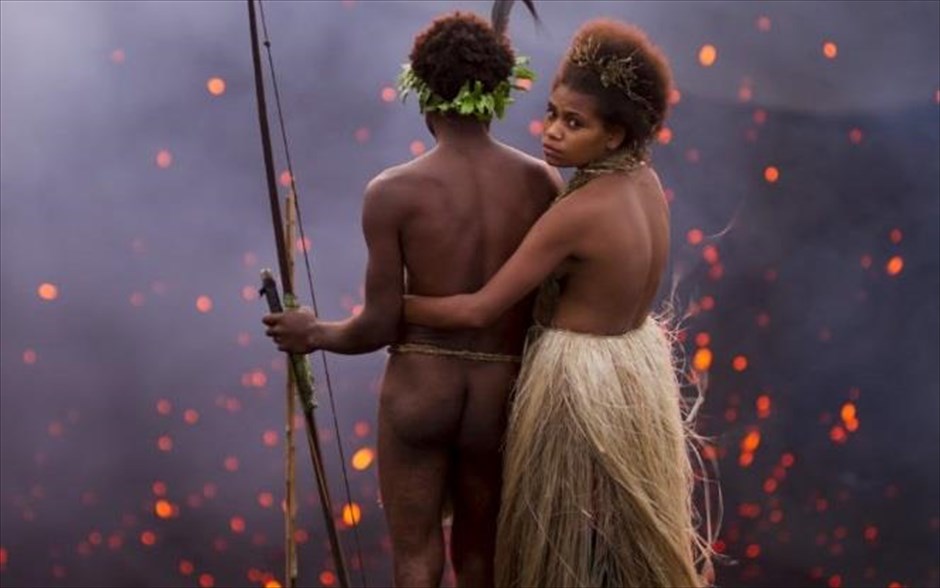 «Tanna». «Tanna»: Στο νησί Τάνα του Νότιου Ειρηνικού η ζωή κυλά, χωρίς να αλλάζει τίποτα εδώ και αιώνες. Μία κοπέλα δραπετεύει με τον αγαπημένο της, για να γλιτώσει από έναν γάμο που έχει κανονίσει η οικογένειά της, με αποτέλεσμα δύο φυλές να έρθουν σε διαμάχη.