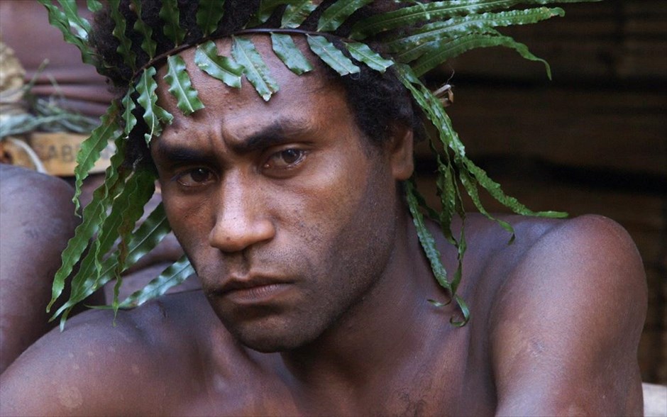 «Tanna». «Tanna»: Στο νησί Τάνα του Νότιου Ειρηνικού η ζωή κυλά, χωρίς να αλλάζει τίποτα εδώ και αιώνες. Μία κοπέλα δραπετεύει με τον αγαπημένο της, για να γλιτώσει από έναν γάμο που έχει κανονίσει η οικογένειά της, με αποτέλεσμα δύο φυλές να έρθουν σε διαμάχη.