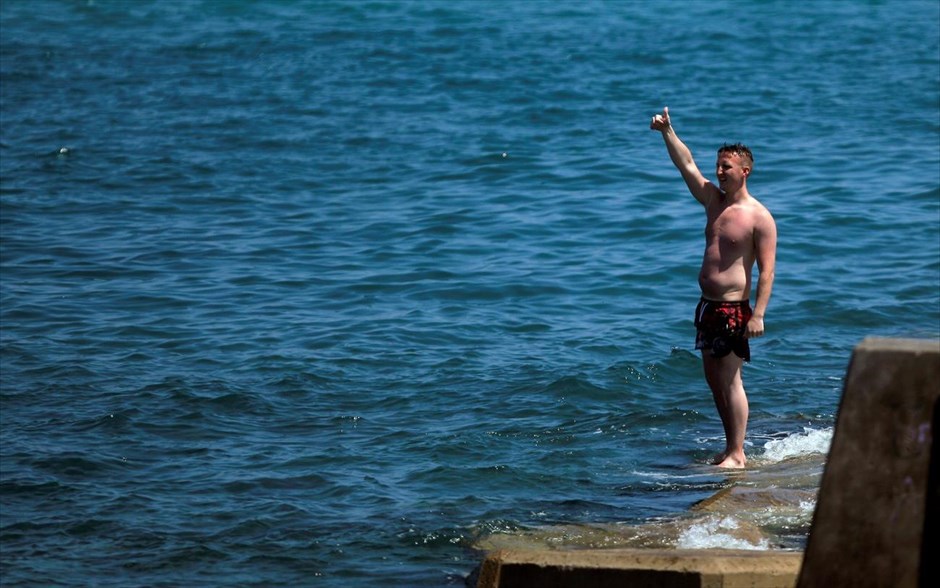Ανάσες δροσιάς. Ένας άνδρας ετοιμάζεται να βουτήξει στη θάλασσα στην παραλία Μαλαγκέτα της Ισπανίας.