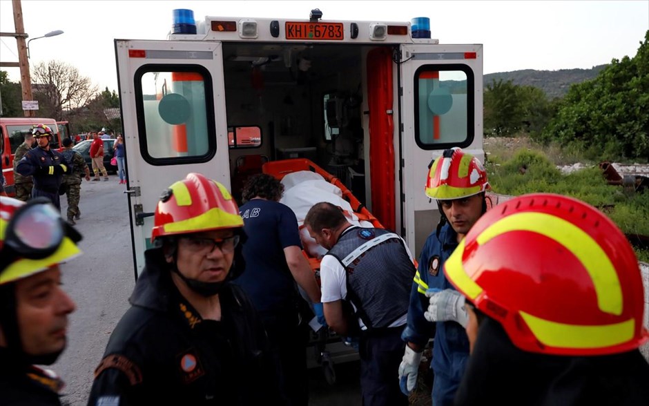 Ζημιές στη νότια Λέσβο από τον ισχυρό σεισμό. Στην επιχείρηση ανάσυρσης συμμετείχαν 12 πυροσβεστικοί υπάλληλοι με τέσσερα οχήματα καθώς και μια ομάδα από 10 πυροσβεστικούς υπαλλήλους και έναν διασωστικό σκύλο της 1ης ΕΜΑΚ.