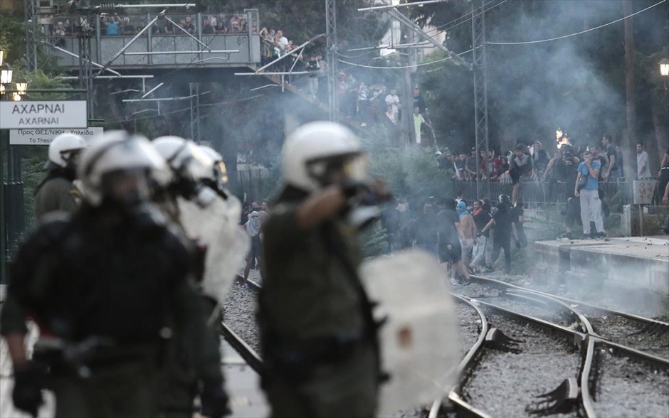 Επεισόδια σε διαμαρτυρία στο Μενίδι. Στιγμιότυπο από την πορεία κατοίκων και φορέων στο Μενίδι, οι οποίοι διαμαρτυρήθηκαν για την εγκληματικότητα στην περιοχή με αφορμή τον θάνατο του 11χρονου μαθητή. &nbsp;Ομάδα ατόμων με καλυμμένα πρόσωπα παρείσφρησε στη&nbsp;συγκέντρωση και επιτέθηκε με μολότοφ και πέτρες κατά διμοιριών των ΜΑΤ, γύρω απ