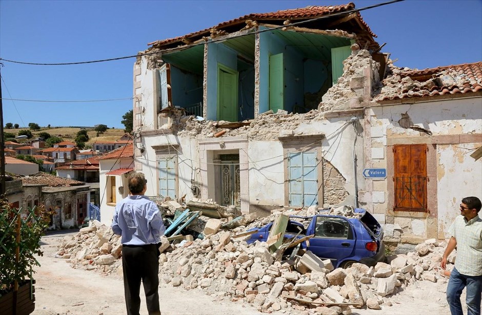 Ζημιές στη νότια Λέσβο από τον ισχυρό σεισμό. Στιγμιότυπο από το χωριό Βρίσα.