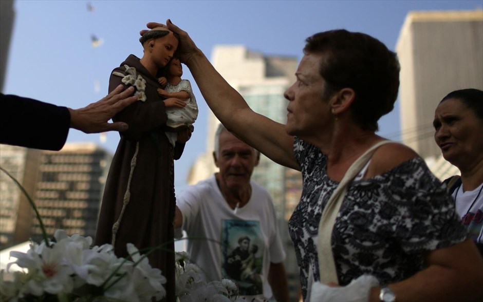 Προσκύνημα στη Βραζιλία . Πιστοί προσέρχονται σε ένα μοναστήρι στο Ρίο ντε Τζανέιρο για να προσευχηθούν μπροστά στο άγαλμα του Αγίου Αντωνίου της Πάδοβας. 