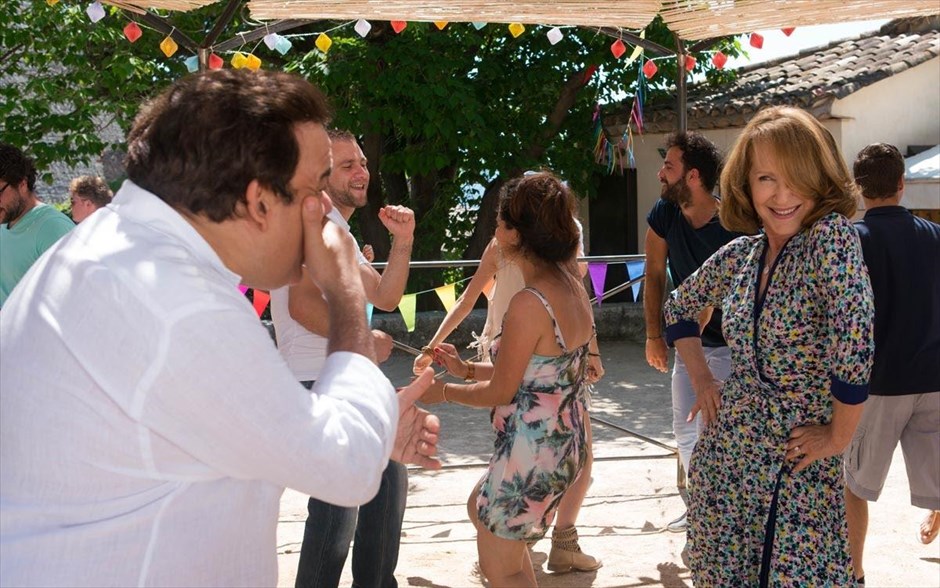 «Άλλοθι για παντρεμένους». «Άλλοθι για παντρεμένους»: Στη γαλλική κωμωδία του Φιλίπ Λασό, με τον ίδιο και τους Ελοντί Φοντάν, Ζιλιέν Αρουτί, Ταρέκ Μπουνταλί και Ντιντιέρ Μπουρντόν, ο ιδιοκτήτης μιας εταιρείας, η οποία προσφέρει άλλοθι σε παντρεμένους που θέλουν να κάνουν αταξίες, καταστρώνει απίστευτα σχέδια και στρατηγικές, ώστε να ικανοποιήσει και τον πιο απαιτητικό πελάτη. Όταν ερωτεύεται μία γυναίκα που σιχαίνεται τους ψεύτες άντρες, αποκρύπτει την πραγματική φύση της δουλειάς του. Για κακή του τύχη, όταν γνωρίζει τους γονείς της, διαπιστώνει ότι ο πατέρας της είναι πελάτης του.