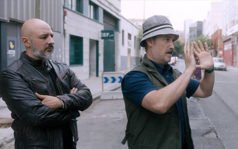 Είναι για το καλό σου. «Είναι για το καλό σου»: Συγκεντρώνοντας τους καλύτερους ηθοποιούς της Ισπανίας και περισσότερα από δέκα εκατομμύρια ευρώ στο ισπανικό box office, η κωμωδία του Κάρλος Θερόν - με τους Χοσέ Κορονάδο, Ρομπέρτο Άλαμο, Ξαβιέ Καμάρα, Πιλάρ Κάστρο και Κάρμεν Ρουίθ - καταπιάνεται με τις αντιδράσεις τριών πατεράδων, όταν οι κόρες τους αποφασίζουν να ενώσουν τις ζωές τους με τους αγαπημένους τους. Θεωρώντας τους ακατάλληλους και ανεπρόκοπους, ενώνουν  τις δυνάμεις τους και κάνουν τα πάντα, για να τους ξεφορτωθούν.