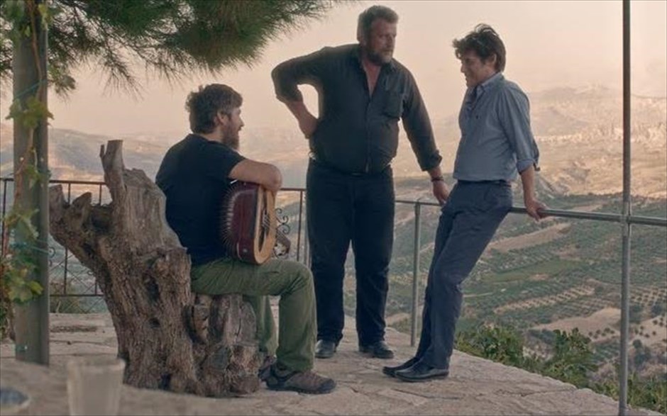  Ξα μου. «Ξα μου»: Στην πρώτη της μεγάλου μήκους ταινία, η Κλειώ Φανουράκη κάνει μια περιήγηση στην κρητική γη και σε όσα μας κάνουν πιο δυνατούς. Με τους Γιώργο Χωραφά, Σοφία Χιλλ, Άννα Φόνσου, Ζωή Χωραφά, Λευτέρη Ελευθερίου, Νίκο Μπουσδούκο και Αλέξανδρο Μυλωνά, ένας διευθυντής ξενοδοχείου, μετά την απρόσμενη απόλυσή του, οδηγείται από την οικογένειά του σε ανοίκεια, απρόοπτα και αναζωογονητικά μονοπάτια κοντά στη γη και τη φύση, τα οποία τον φέρνουν αντιμέτωπο με την ίδια τη δύναμη και τη θέληση του εαυτού του, με την «εξά» του και με όσα υπάρχουν γύρω μας και δεν τα βλέπουμε.