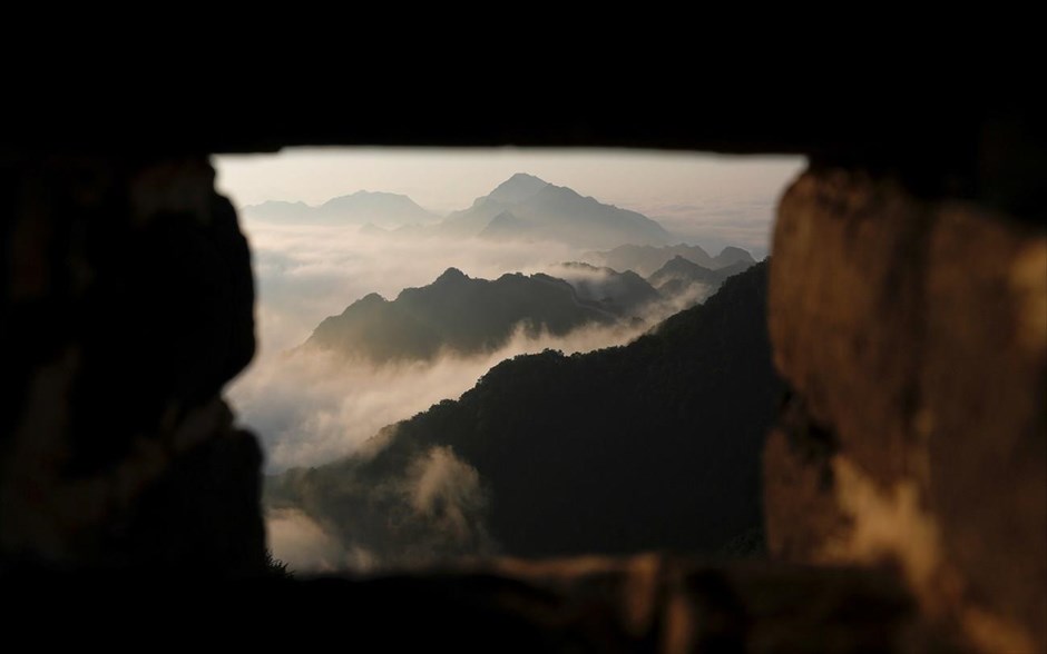 Κίνα: «Ξαναχτίζοντας» το Σινικό Τείχος . Πρωινή ομίχλη στο Σινικό Τείχος. 
