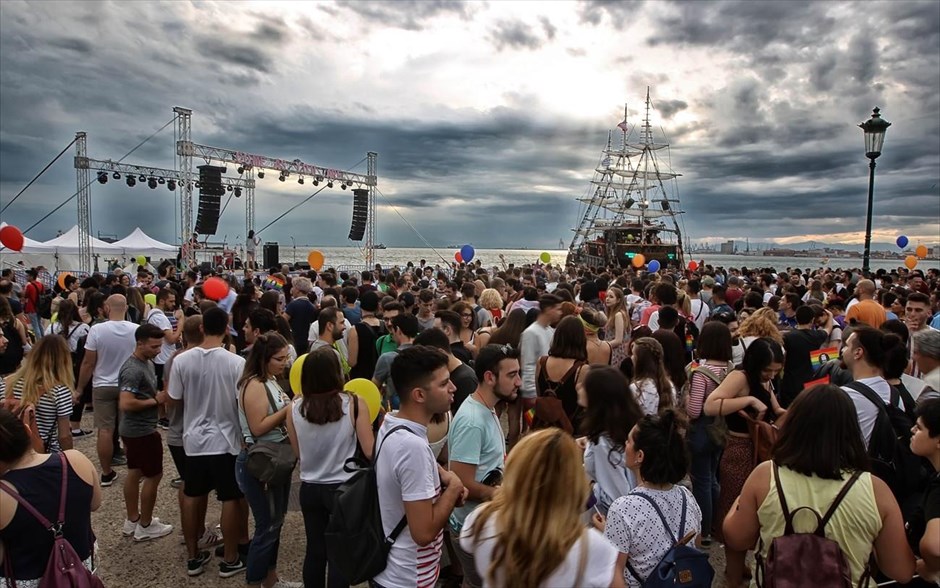 Σε εξέλιξη η παρέλαση του Thessaloniki Pride. Στιγμιότυπο από την έκτη διοργάνωση του&nbsp;Thessaloniki Pride υπό συννεφιασμένο ουρανό.&nbsp;