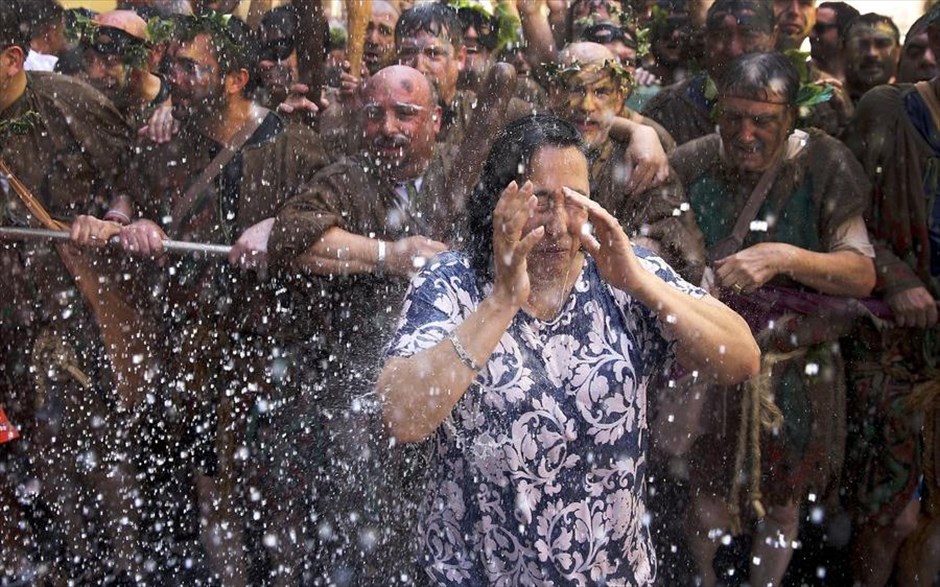 Μπουγέλωμα στη Βαλένθια . Κάτοικοι της Βαλένθια μπουγελώνουν μία γυναίκα κατά τη διάρκεια θρησκευτικών εορτασμών (φεστιβάλ&nbsp;Corpus Christi). Σύμφωνα με την παράδοση, οι κάτοικοι πρέπει να βρέξουν μερικούς άλλους οι οποίοι είναι μεταμφιεσμένοι φρουροί του Ηρώδη.&nbsp;
