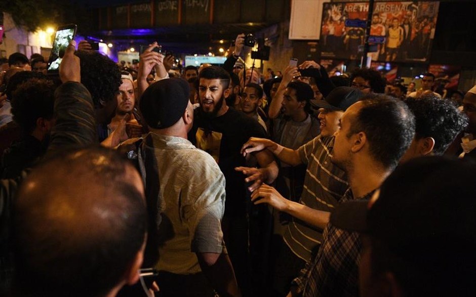 Λονδίνο: Φορτηγάκι έπεσε πάνω σε πεζούς κοντά σε τζαμί . 