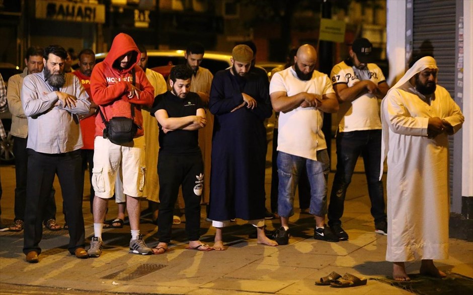 Λονδίνο: Φορτηγάκι έπεσε πάνω σε πεζούς κοντά σε τέμενος - Ένας νεκρός. Κόσμος προσεύχεται&nbsp;στην περιοχή του πάρκου Φίνσμπερι, στο βόρειο Λονδίνο όπου ένα άτομο έχασε τη ζωή του και ακόμη δέκα τραυματίστηκαν λίγο μετά τα μεσάνυχτα, όταν ένα φορτηγάκι έπεσε πάνω σε πεζούς κοντά σε μουσουλμανικό τέμενος. Σύμφωνα με το Μουσουλμανικό Συμβούλιο της Βρετανίας ο οδηγός του βαν παρέσυρε σκόπιμα πιστούς που έβγαιναν από το ισλαμικό τέμενος. Συνελήφθη ο οδηγός του βαν. Τις έρευνες έχει αναλάβει η Αντιτρομοκρατική Υπηρεσία και όπως ανακοίνωσε η πρωθυπουργός της Βρετανίας το περιστατικό αντιμετωπίζεται ως πιθανή τρομοκρατική επίθεση.
