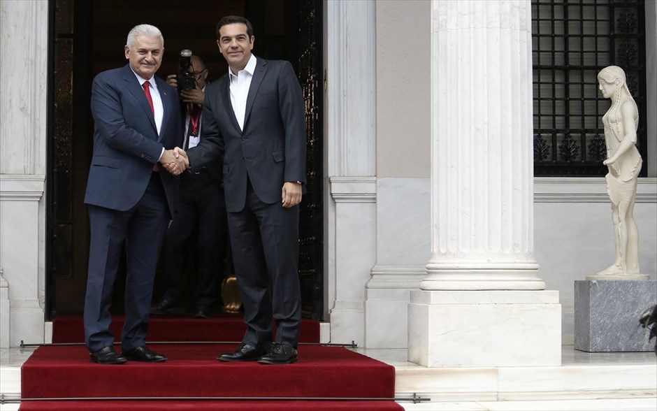 Αλ. Τσίπρας: Προς όφελος και των δύο πλευρών η συνεργασία Ελλάδας - Τουρκίας. Τη «σταθερή πεποίθησή» του ότι οι σχέσεις εμπιστοσύνης και συνεργασίας μεταξύ Ελλάδας - Τουρκίας μπορούν να αποβούν προς όφελος και των δύο χωρών, υπογράμμισε ο πρωθυπουργός, Αλέξης Τσίπρας, υποδεχόμενος τον Τούρκο ομόλογό του Μπιναλί Γιλντιρίμ στο Μέγαρο Μαξίμου.