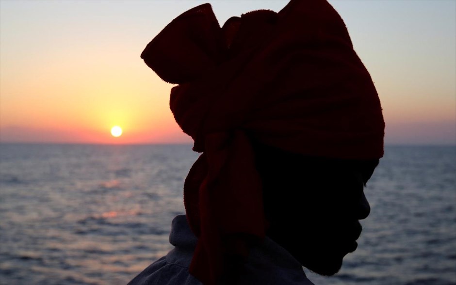 Παγκόσμια Ημέρα Προσφύγων. Πρόσφυγας στο πλοίο Vos Hestia έπειτα από τη διάσωσή του στα ανοικτά της Λιβύης από την οργάνωση Save the Children. Η 20η Ιούνη έχει καθιερωθεί ως η Παγκόσμια Ημέρα Προσφύγων για να μνημονεύσει τη δύναμη και το κουράγιο εκατομμυρίων προσφύγων ανά τον κόσμο οι οποίοι αναγκάζονται λόγω της βίας και των πολεμικών συγκρούσεων να εγκαταλείψουν τις εστίες τους. 