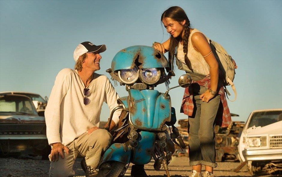 Transformers 5 Ο τελευταίος ιππότης. «Transformers 5: Ο τελευταίος ιππότης»: Με σκηνοθέτη τον Μάικλ Μπέι και εκτελεστικό παραγωγό τον Στίβεν Σπίλμπεργκ, η περιπέτεια επιστημονικής φαντασίας, με τον - βραβευμένο με Όσκαρ - Άντονι Χόπκινς και τους Μαρκ Γουόλμπεργκ, Λόρα Χάντοκ, Τζος Ντιχαμέλ και Σαντιάγκο Καμπρέρα, βασίζεται στα παιχνίδια Transformers της Hasbro. Στο πέμπτο μέρος της σειράς ταινιών, οι άνθρωποι και τα Transformers βρίσκονται σε πόλεμο. Το κλειδί για τη σωτηρία του μέλλοντος της ανθρωπότητας βρίσκεται θαμμένο στα μυστικά του παρελθόντος, στην άγνωστη ιστορία των Transformers στη Γη.