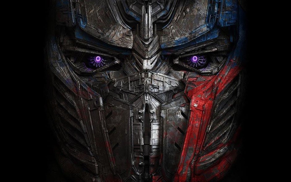 Transformers 5 Ο τελευταίος ιππότης. «Transformers 5: Ο τελευταίος ιππότης»: Με σκηνοθέτη τον Μάικλ Μπέι και εκτελεστικό παραγωγό τον Στίβεν Σπίλμπεργκ, η περιπέτεια επιστημονικής φαντασίας, με τον - βραβευμένο με Όσκαρ - Άντονι Χόπκινς και τους Μαρκ Γουόλμπεργκ, Λόρα Χάντοκ, Τζος Ντιχαμέλ και Σαντιάγκο Καμπρέρα, βασίζεται στα παιχνίδια Transformers της Hasbro. Στο πέμπτο μέρος της σειράς ταινιών, οι άνθρωποι και τα Transformers βρίσκονται σε πόλεμο. Το κλειδί για τη σωτηρία του μέλλοντος της ανθρωπότητας βρίσκεται θαμμένο στα μυστικά του παρελθόντος, στην άγνωστη ιστορία των Transformers στη Γη.