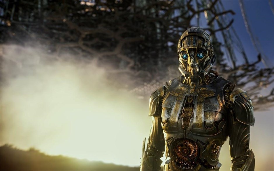 Transformers 5 Ο τελευταίος ιππότης. «Transformers 5: Ο τελευταίος ιππότης»: Με σκηνοθέτη τον Μάικλ Μπέι και εκτελεστικό παραγωγό τον Στίβεν Σπίλμπεργκ, η περιπέτεια επιστημονικής φαντασίας, με τον - βραβευμένο με Όσκαρ - Άντονι Χόπκινς και τους Μαρκ Γουόλμπεργκ, Λόρα Χάντοκ, Τζος Ντιχαμέλ και Σαντιάγκο Καμπρέρα, βασίζεται στα παιχνίδια Transformers της Hasbro. Στο πέμπτο μέρος της σειράς ταινιών, οι άνθρωποι και τα Transformers βρίσκονται σε πόλεμο. Το κλειδί για τη σωτηρία του μέλλοντος της ανθρωπότητας βρίσκεται θαμμένο στα μυστικά του παρελθόντος, στην άγνωστη ιστορία των Transformers στη Γη.