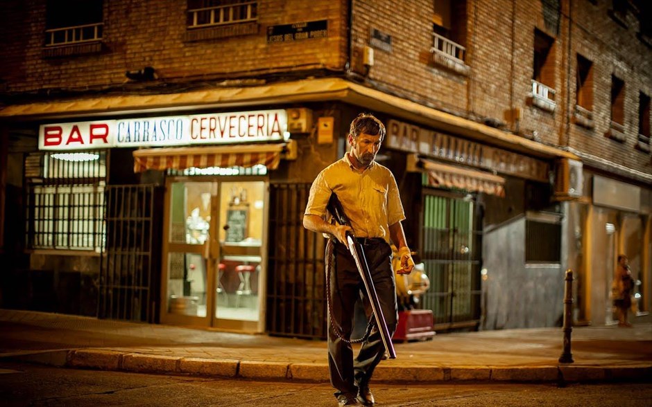  Η οργή ενός υπομονετικού ανθρώπου. «Η οργή ενός υπομονετικού ανθρώπου»: Έχοντας αποσπάσει τέσσερα από τα σημαντικότερα βραβεία Γκόγια (καλύτερης ταινίας, καλύτερου πρωτότυπου σεναρίου, καλύτερου πρωτοεμφανιζόμενου σκηνοθέτη και καλύτερου β΄ ανδρικού ρόλου για τον Μανόλο Σόλο), το ισπανικό αυτό θρίλερ - με τους Αντόνιο ντε λα Τόρε, Λουίς Καλέχο και Ρουθ Ντιάζ - είναι το σκηνοθετικό ντεμπούτο του ηθοποιού Ραούλ Αρεβάλο. Σε μια δυνατή ιστορία για τη βίαιη φύση του ανθρώπινου είδους και την ψευδαίσθηση της εξιλέωσης, ένας μοναχικός και ντροπαλός άνδρας γνωρίζει μία γυναίκα, της οποίας ο σύζυγος βρίσκεται στη φυλακή εδώ και οκτώ χρόνια. Όταν αποφυλακίζεται, ελπίζει πως θα μπορέσει να ξεκινήσει από την αρχή μαζί της. Όμως, βρίσκεται αντιμέτωπος με μια μπερδεμένη γυναίκα και με έναν ξένο, που θα τον αναγκάσει να αντιμετωπίσει τα φαντάσματα του παρελθόντος.