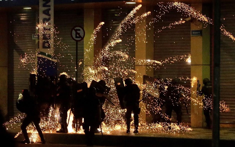 Επεισόδια στη Βραζιλία. Στιγμιότυπο από τα επεισόδια που σημειώθηκαν στο Ρίο ντε Τζανέιρο μεταξύ&nbsp;ομάδων διαδηλωτών και αστυνομικών δυνάμεων κατά τη διάρκεια των κινητοποιήσεων&nbsp;εναντίον των μέτρων λιτότητας της κυβέρνησης της Βραζιλίας.&nbsp;