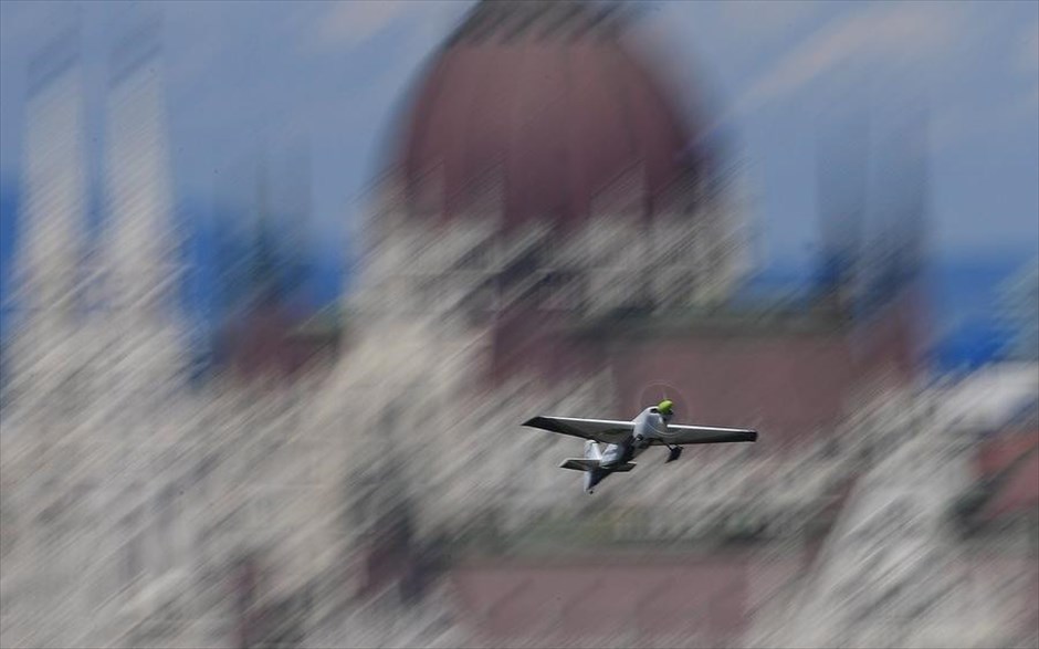 Βουδαπέστη: Προετοιμασίες για το Red Bull Air Race . Δοκιμαστικές πτήσεις πάνω από τον ποταμό Δούναβη μία μέρα πριν τη διεξαγωγή του&nbsp;Red Bull Air Race στη Βουδαπέστη.&nbsp;