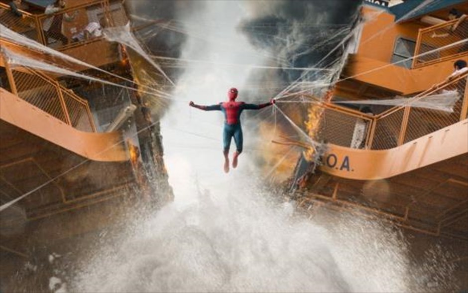 Spider - Man: Επιστροφή στον τόπο του 1. «Spider - Man: Επιστροφή στον τόπο του»: Το κόμικ της Marvel επιστρέφει μέσα από την περιπέτεια επιστημονικής φαντασίας του Τζον Γουότς, που προβάλλεται και σε τρισδιάστατη έκδοση.&nbsp;Με τους Τομ Χόλαντ, Ρόμπερτ Ντάουνι Τζούνιορ, Μαρίζα Τομέι, Ντόναλντ Γκλόβερ, Τζον Φαβρό, Μάρτιν Σταρ και Μάικλ Κίτον, ο Πήτερ Πάρκερ, ενθουσιασμένος από την εμπειρία του με τους Εκδικητές, επιστρέφει στο σπίτι του, όπου ζει με τη θεία του, κάτω από το άγρυπνο βλέμμα του καινούργιου του μέντορα. Καθώς προσπαθεί να προσαρμοστεί στην καθημερινή του ρουτίνα, εμφανίζεται ένας καινούργιος εχθρός. Και τότε, όλα όσα θεωρεί σημαντικά αρχίζουν να απειλούνται.