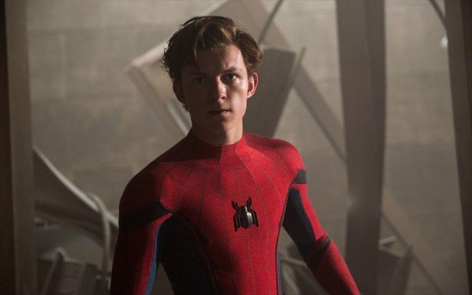 Spider - Man: Επιστροφή στον τόπο του 2. «Spider - Man: Επιστροφή στον τόπο του»: Το κόμικ της Marvel επιστρέφει μέσα από την περιπέτεια επιστημονικής φαντασίας του Τζον Γουότς, που προβάλλεται και σε τρισδιάστατη έκδοση.&nbsp;Με τους Τομ Χόλαντ, Ρόμπερτ Ντάουνι Τζούνιορ, Μαρίζα Τομέι, Ντόναλντ Γκλόβερ, Τζον Φαβρό, Μάρτιν Σταρ και Μάικλ Κίτον, ο Πήτερ Πάρκερ, ενθουσιασμένος από την εμπειρία του με τους Εκδικητές, επιστρέφει στο σπίτι του, όπου ζει με τη θεία του, κάτω από το άγρυπνο βλέμμα του καινούργιου του μέντορα. Καθώς προσπαθεί να προσαρμοστεί στην καθημερινή του ρουτίνα, εμφανίζεται ένας καινούργιος εχθρός. Και τότε, όλα όσα θεωρεί σημαντικά αρχίζουν να απειλούνται.