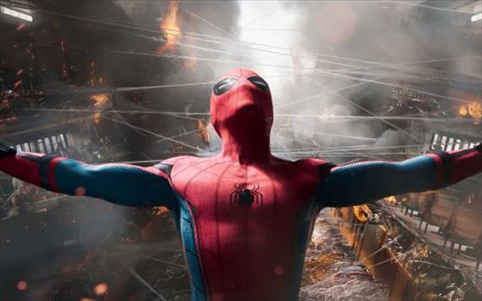 Spider - Man: Επιστροφή στον τόπο του 4. «Spider - Man: Επιστροφή στον τόπο του»: Το κόμικ της Marvel επιστρέφει μέσα από την περιπέτεια επιστημονικής φαντασίας του Τζον Γουότς, που προβάλλεται και σε τρισδιάστατη έκδοση.&nbsp;Με τους Τομ Χόλαντ, Ρόμπερτ Ντάουνι Τζούνιορ, Μαρίζα Τομέι, Ντόναλντ Γκλόβερ, Τζον Φαβρό, Μάρτιν Σταρ και Μάικλ Κίτον, ο Πήτερ Πάρκερ, ενθουσιασμένος από την εμπειρία του με τους Εκδικητές, επιστρέφει στο σπίτι του, όπου ζει με τη θεία του, κάτω από το άγρυπνο βλέμμα του καινούργιου του μέντορα. Καθώς προσπαθεί να προσαρμοστεί στην καθημερινή του ρουτίνα, εμφανίζεται ένας καινούργιος εχθρός. Και τότε, όλα όσα θεωρεί σημαντικά αρχίζουν να απειλούνται.