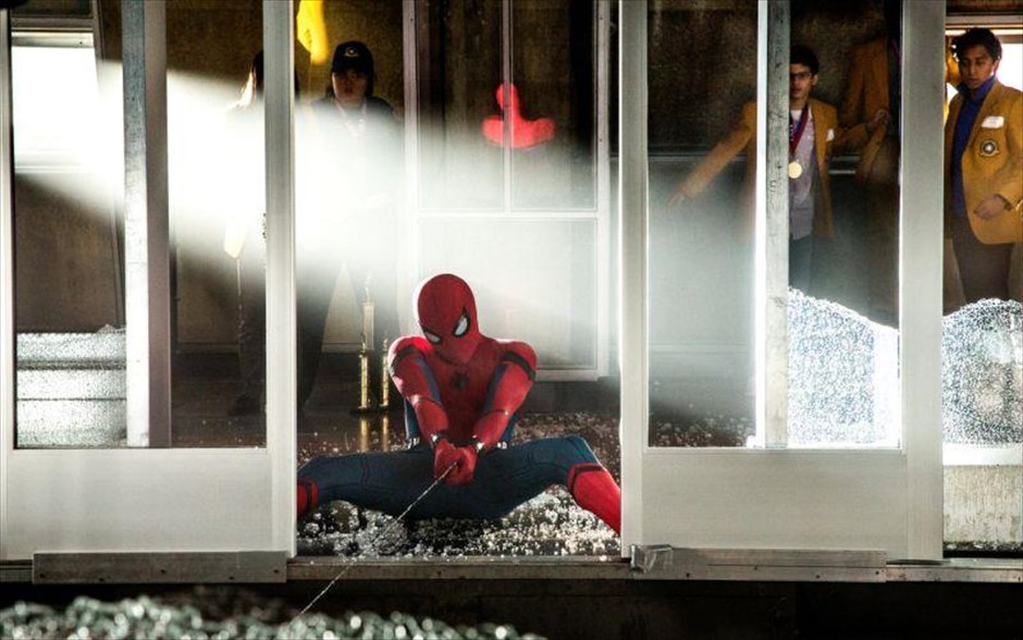 Spider - Man: Επιστροφή στον τόπο του 5. «Spider - Man: Επιστροφή στον τόπο του»: Το κόμικ της Marvel επιστρέφει μέσα από την περιπέτεια επιστημονικής φαντασίας του Τζον Γουότς, που προβάλλεται και σε τρισδιάστατη έκδοση.&nbsp;Με τους Τομ Χόλαντ, Ρόμπερτ Ντάουνι Τζούνιορ, Μαρίζα Τομέι, Ντόναλντ Γκλόβερ, Τζον Φαβρό, Μάρτιν Σταρ και Μάικλ Κίτον, ο Πήτερ Πάρκερ, ενθουσιασμένος από την εμπειρία του με τους Εκδικητές, επιστρέφει στο σπίτι του, όπου ζει με τη θεία του, κάτω από το άγρυπνο βλέμμα του καινούργιου του μέντορα. Καθώς προσπαθεί να προσαρμοστεί στην καθημερινή του ρουτίνα, εμφανίζεται ένας καινούργιος εχθρός. Και τότε, όλα όσα θεωρεί σημαντικά αρχίζουν να απειλούνται.