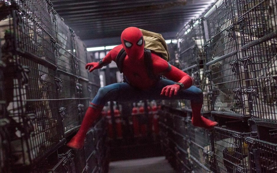 Spider - Man: Επιστροφή στον τόπο του 7. «Spider - Man: Επιστροφή στον τόπο του»: Το κόμικ της Marvel επιστρέφει μέσα από την περιπέτεια επιστημονικής φαντασίας του Τζον Γουότς, που προβάλλεται και σε τρισδιάστατη έκδοση.&nbsp;Με τους Τομ Χόλαντ, Ρόμπερτ Ντάουνι Τζούνιορ, Μαρίζα Τομέι, Ντόναλντ Γκλόβερ, Τζον Φαβρό, Μάρτιν Σταρ και Μάικλ Κίτον, ο Πήτερ Πάρκερ, ενθουσιασμένος από την εμπειρία του με τους Εκδικητές, επιστρέφει στο σπίτι του, όπου ζει με τη θεία του, κάτω από το άγρυπνο βλέμμα του καινούργιου του μέντορα. Καθώς προσπαθεί να προσαρμοστεί στην καθημερινή του ρουτίνα, εμφανίζεται ένας καινούργιος εχθρός. Και τότε, όλα όσα θεωρεί σημαντικά αρχίζουν να απειλούνται.