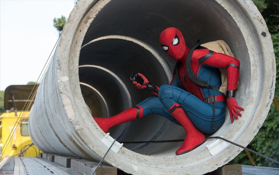 Spider - Man: Επιστροφή στον τόπο του 11. «Spider - Man: Επιστροφή στον τόπο του»: Το κόμικ της Marvel επιστρέφει μέσα από την περιπέτεια επιστημονικής φαντασίας του Τζον Γουότς, που προβάλλεται και σε τρισδιάστατη έκδοση.&nbsp;Με τους Τομ Χόλαντ, Ρόμπερτ Ντάουνι Τζούνιορ, Μαρίζα Τομέι, Ντόναλντ Γκλόβερ, Τζον Φαβρό, Μάρτιν Σταρ και Μάικλ Κίτον, ο Πήτερ Πάρκερ, ενθουσιασμένος από την εμπειρία του με τους Εκδικητές, επιστρέφει στο σπίτι του, όπου ζει με τη θεία του, κάτω από το άγρυπνο βλέμμα του καινούργιου του μέντορα. Καθώς προσπαθεί να προσαρμοστεί στην καθημερινή του ρουτίνα, εμφανίζεται ένας καινούργιος εχθρός. Και τότε, όλα όσα θεωρεί σημαντικά αρχίζουν να απειλούνται.