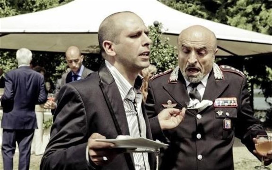 Τι όμορφη μέρα Θεέ μου! 1. «Τι όμορφη μέρα Θεέ μου!»: Στην τεράστια κωμική επιτυχία του 2011, σε σκηνοθεσία του Τζενάρο Νουνζιάντε, με τους Τσέκο Ζαλόνε, Λουίτζι Λουτσιάνο, Ναμπίχα Ακάρι και Ρόκο Παπαλέο, η οποία&nbsp;έσπασε ρεκόρ στα ιταλικά ταμεία, ένας αγράμματος τύπος, που ονειρευόταν πάντα να γίνει αστυνομικός, αποτυγχάνει για τρίτη φορά στις εξετάσεις. Όμως, καταφέρνει, με μέσο, να εξασφαλίσει μια θέση ως μυστικός πράκτορας στον Καθεδρικό Ναό του Μιλάνου. Έτσι, γίνεται το τέλειο θύμα για μία τρομοκράτισσα, η οποία αναλαμβάνει να τον αποπλανήσει.