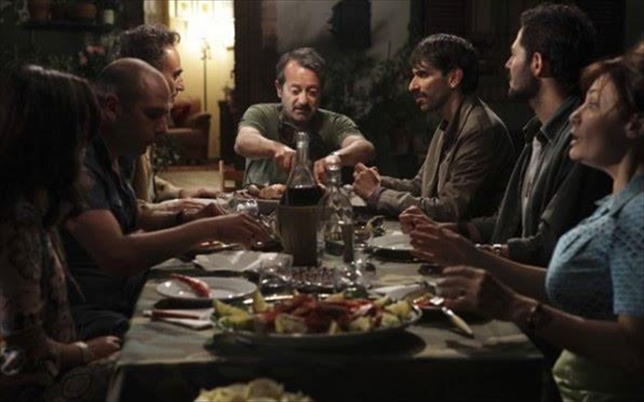 Τι όμορφη μέρα Θεέ μου! 3. «Τι όμορφη μέρα Θεέ μου!»: Στην τεράστια κωμική επιτυχία του 2011, σε σκηνοθεσία του Τζενάρο Νουνζιάντε, με τους Τσέκο Ζαλόνε, Λουίτζι Λουτσιάνο, Ναμπίχα Ακάρι και Ρόκο Παπαλέο, η οποία&nbsp;έσπασε ρεκόρ στα ιταλικά ταμεία, ένας αγράμματος τύπος, που ονειρευόταν πάντα να γίνει αστυνομικός, αποτυγχάνει για τρίτη φορά στις εξετάσεις. Όμως, καταφέρνει, με μέσο, να εξασφαλίσει μια θέση ως μυστικός πράκτορας στον Καθεδρικό Ναό του Μιλάνου. Έτσι, γίνεται το τέλειο θύμα για μία τρομοκράτισσα, η οποία αναλαμβάνει να τον αποπλανήσει.