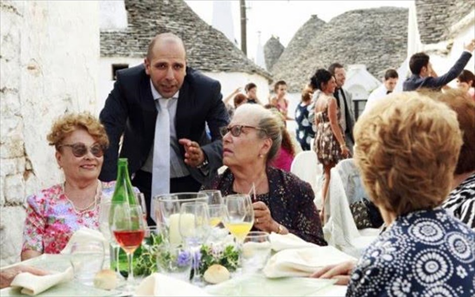 Τι όμορφη μέρα Θεέ μου! 4. «Τι όμορφη μέρα Θεέ μου!»: Στην τεράστια κωμική επιτυχία του 2011, σε σκηνοθεσία του Τζενάρο Νουνζιάντε, με τους Τσέκο Ζαλόνε, Λουίτζι Λουτσιάνο, Ναμπίχα Ακάρι και Ρόκο Παπαλέο, η οποία&nbsp;έσπασε ρεκόρ στα ιταλικά ταμεία, ένας αγράμματος τύπος, που ονειρευόταν πάντα να γίνει αστυνομικός, αποτυγχάνει για τρίτη φορά στις εξετάσεις. Όμως, καταφέρνει, με μέσο, να εξασφαλίσει μια θέση ως μυστικός πράκτορας στον Καθεδρικό Ναό του Μιλάνου. Έτσι, γίνεται το τέλειο θύμα για μία τρομοκράτισσα, η οποία αναλαμβάνει να τον αποπλανήσει.