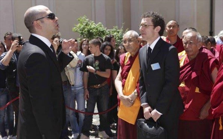 Τι όμορφη μέρα Θεέ μου! 6. «Τι όμορφη μέρα Θεέ μου!»: Στην τεράστια κωμική επιτυχία του 2011, σε σκηνοθεσία του Τζενάρο Νουνζιάντε, με τους Τσέκο Ζαλόνε, Λουίτζι Λουτσιάνο, Ναμπίχα Ακάρι και Ρόκο Παπαλέο, η οποία&nbsp;έσπασε ρεκόρ στα ιταλικά ταμεία, ένας αγράμματος τύπος, που ονειρευόταν πάντα να γίνει αστυνομικός, αποτυγχάνει για τρίτη φορά στις εξετάσεις. Όμως, καταφέρνει, με μέσο, να εξασφαλίσει μια θέση ως μυστικός πράκτορας στον Καθεδρικό Ναό του Μιλάνου. Έτσι, γίνεται το τέλειο θύμα για μία τρομοκράτισσα, η οποία αναλαμβάνει να τον αποπλανήσει.