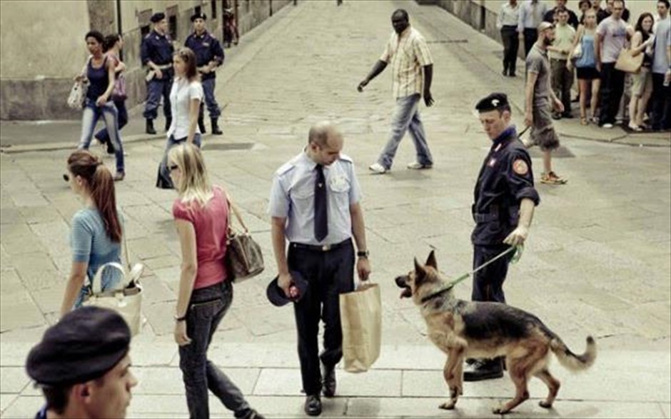 Τι όμορφη μέρα Θεέ μου! 9. «Τι όμορφη μέρα Θεέ μου!»: Στην τεράστια κωμική επιτυχία του 2011, σε σκηνοθεσία του Τζενάρο Νουνζιάντε, με τους Τσέκο Ζαλόνε, Λουίτζι Λουτσιάνο, Ναμπίχα Ακάρι και Ρόκο Παπαλέο, η οποία&nbsp;έσπασε ρεκόρ στα ιταλικά ταμεία, ένας αγράμματος τύπος, που ονειρευόταν πάντα να γίνει αστυνομικός, αποτυγχάνει για τρίτη φορά στις εξετάσεις. Όμως, καταφέρνει, με μέσο, να εξασφαλίσει μια θέση ως μυστικός πράκτορας στον Καθεδρικό Ναό του Μιλάνου. Έτσι, γίνεται το τέλειο θύμα για μία τρομοκράτισσα, η οποία αναλαμβάνει να τον αποπλανήσει.