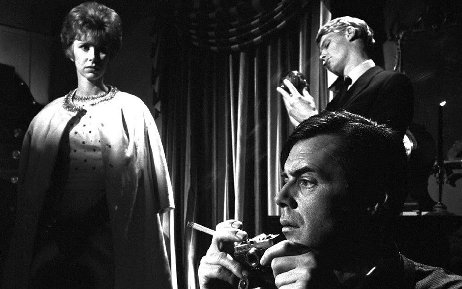 Ο υπηρέτης 10. «Ο υπηρέτης»: Στο κλασικό ασπρόμαυρο δράμα του 1963, ο Χάρολντ Πίντερ διασκεύασε Ρόμπερτ Μομ για τον σκηνοθέτη Τζόζεφ Λόουζι. Με τους Ντερκ Μπόγκαρντ, Σάρα Μάιλς, Τζέιμς Φοξ και Γουέντι Κρεγκ, ένας υπηρέτης παίρνει με μεθοδικό τρόπο τον έλεγχο της ζωής του εργοδότη του, τον υπονομεύει και τον οδηγεί στην καταστροφή.