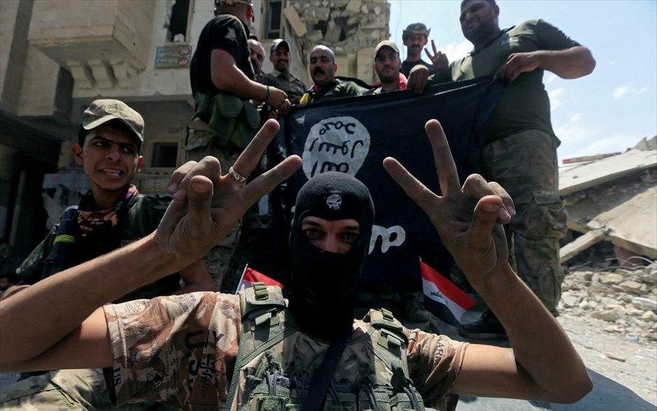 Απελευθέρωση της Μοσούλης - Ιράκ - Ισλαμικό Κράτος. Μέλη της Μονάδας Έκτακτης Επέμβασης πανηγυρίζουν στη Μοσούλη.