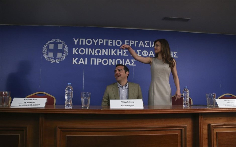 Επίσκεψη του πρωθυπουργού Αλέξη Τσίπρα στο Υπουργείο Εργασίας. Στιγμιότυπο από την επίσκεψη του πρωθυπουργού Αλέξη Τσίπρα στο Υπουργείο Εργασίας. «Η πιο σημαντική θετική είδηση τα τελευταία χρόνια είναι η σταθερή μείωση των ποσοστών της ανεργίας και η σταθερή αύξηση των θέσεων εργασίας», δήλωσε ο πρωθυπουργός Αλέξης Τσίπρας. Ακόμη, ανέφερε ότι «αυτά τα αποτελέσματα δεν είναι αποτελέσματα που έχουν έρθει από μόνα τους, αλλά κρύβεται πίσω από αυτά μια προσπάθεια με σχέδιο και με πολύ μεγάλες δυσκολίες».