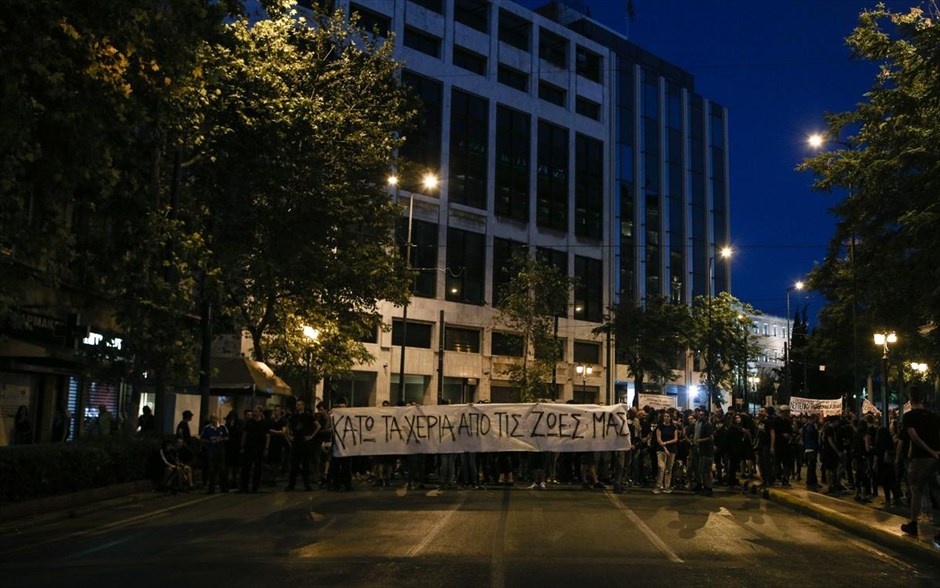 Συγκέντρωση αλληλεγγύης στην Ηριάννα. Συγκέντρωση και πορεία αλληλεγγύης στην Ηριάννα πραγματοποιήθηκε στο κέντρο της Αθήνας. Οι διαδηλωτές συγκεντρώθηκαν στα Προπύλαια, ενώ ακολούθως πραγματοποίησαν πορεία προς τη Βουλή. Οι συγκεντρωμένοι διαμαρτύρονται για την απόρριψη από το Εφετείο της αίτησης για αναστολή στην έκτιση της ποινής της 28χρονης.